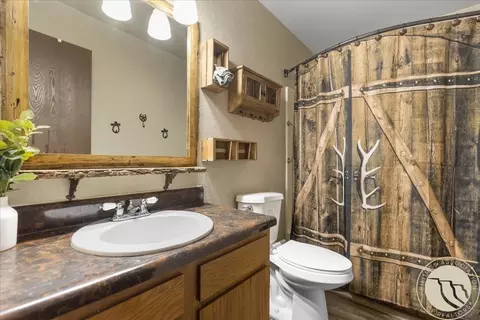Bath - 910 10th Ave, Laurel, MT 59044 photo 1 of 1