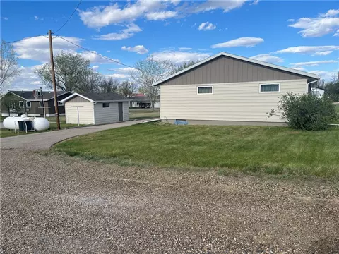 Exterior - 802 10th St, Circle, MT 59215 photo 3 of 4