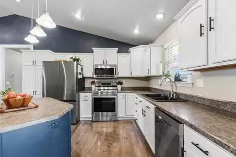 Kitchen - 1605 Timber Wolf Trl, Laurel, MT 59044 photo 3 of 5