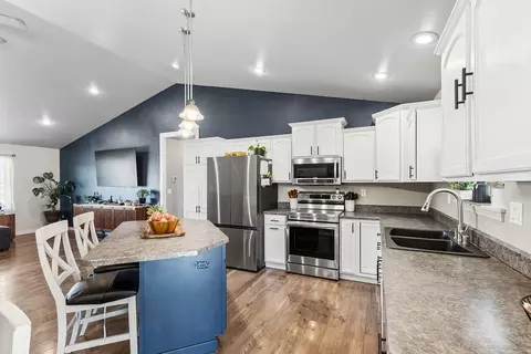 Kitchen - 1605 Timber Wolf Trl, Laurel, MT 59044 photo 2 of 5