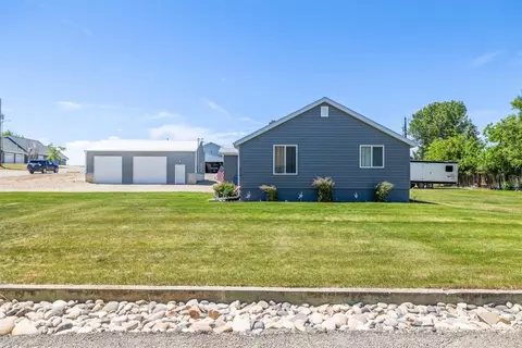 1005 4th St W, Roundup, MT 59072