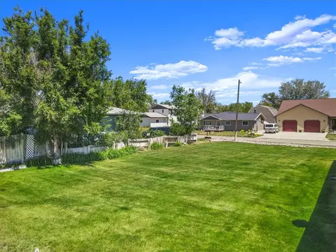 Exterior - 1005 4th St W, Roundup, MT 59072 photo 4 of 7