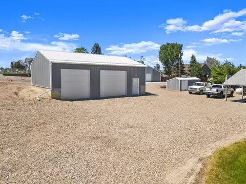 Exterior - 1005 4th St W, Roundup, MT 59072 photo 6 of 7