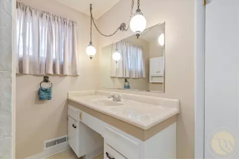 Bath - 416 Mountain View Ln, Laurel, MT 59044 photo 2 of 3