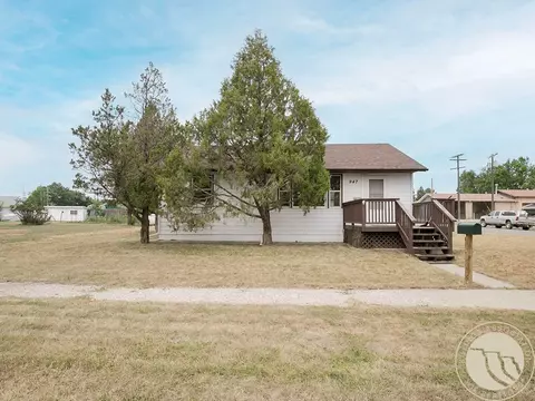 Exterior - 947 1st St E, Roundup, MT 59072 photo 2 of 10