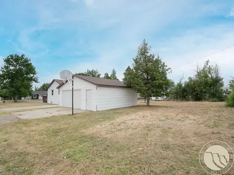 Exterior - 947 1st St E, Roundup, MT 59072 photo 8 of 10