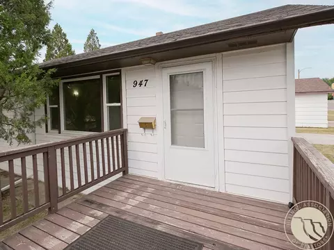 Exterior - 947 1st St E, Roundup, MT 59072 photo 3 of 10