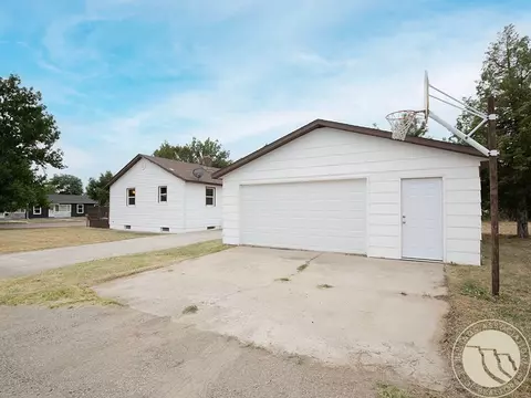 Exterior - 947 1st St E, Roundup, MT 59072 photo 4 of 10