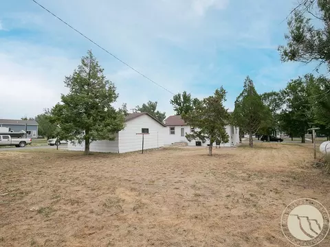 Exterior - 947 1st St E, Roundup, MT 59072 photo 7 of 10
