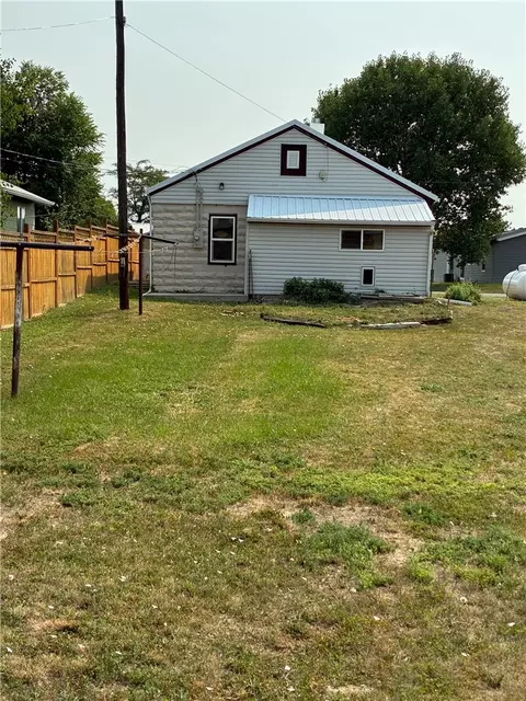 Exterior - 811 6th St W, Roundup, MT 59072 photo 2 of 2