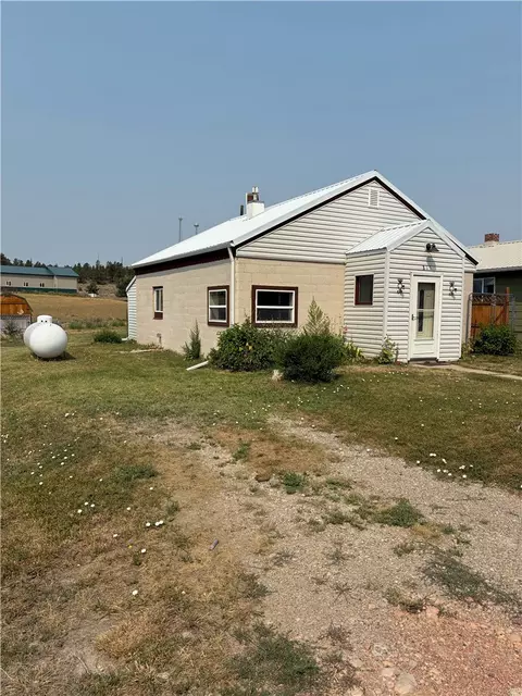 Exterior - 811 6th St W, Roundup, MT 59072 photo 1 of 2