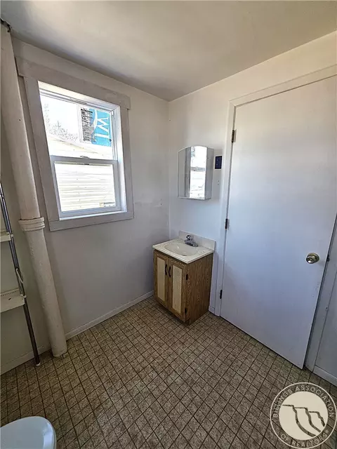 Bath - 909 G Ave, Circle, MT 59215 photo 4 of 4