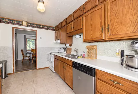 Kitchen - 5 E 2nd Ave N, Columbus, MT 59019 photo 2 of 2