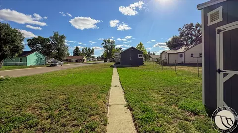 Exterior - 526 6th St SE, Sidney, MT 59270 photo 3 of 4