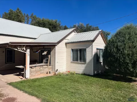 1740 Minnekahta Ave, Hot Springs, SD 57747