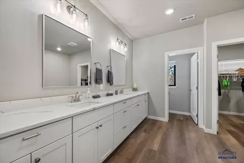 Bath - 11294 Ashland Ct, Lead, SD 57754 photo 2 of 6