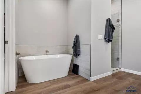 Bath - 11294 Ashland Ct, Lead, SD 57754 photo 3 of 6