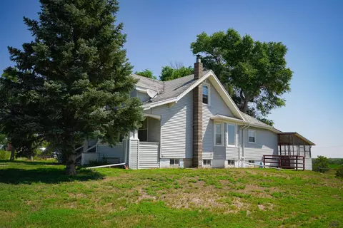 300 Prairie View Dr, Oelrichs, SD 57763