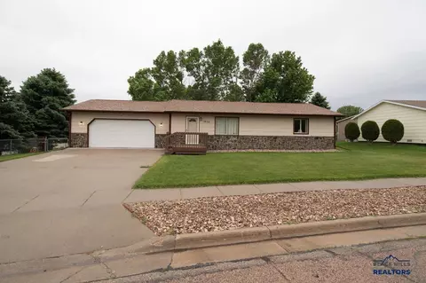1636 Minuteman Dr, Rapid City, SD 57701