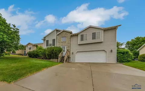 1120 Park Hill Dr, Rapid City, SD 57701