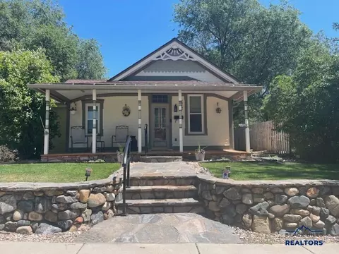 337 S 5th St, Hot Springs, SD 57747