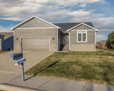 1457 Edinborough Dr, Rapid City, SD 57702