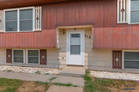 919 Park Dr, Belle Fourche, SD 57717 photo 2