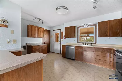 919 Park Dr, Belle Fourche, SD 57717 photo 6