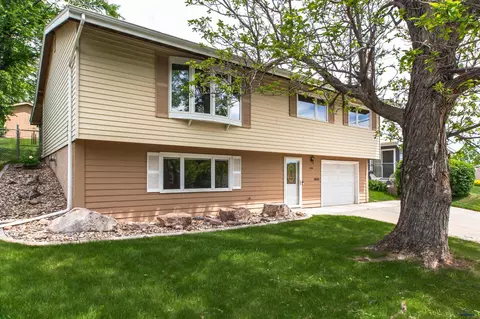 3810 Brookside Dr, Rapid City, SD 57702