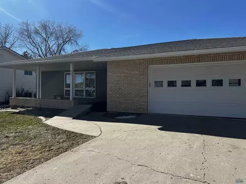 805 Hustead St, Wall, SD 57790 photo 1