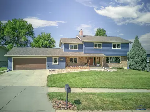 2731 Country Club Dr, Rapid City, SD 57702
