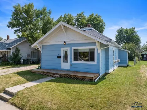 818 Kingsbury St, Belle Fourche, SD 57717