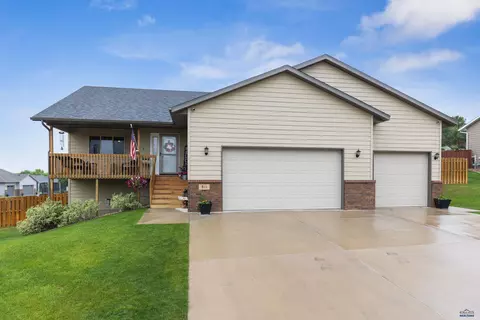 811 Crimson Ct, Rapid City, SD 57701