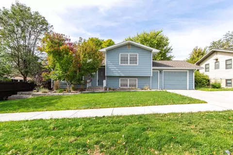 3707 Parkview Dr, Rapid City, SD 57701