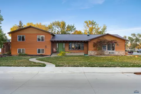 212 W 4th Ave, Wall, SD 57790