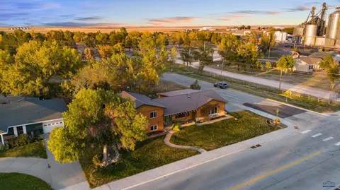 212 W 4th Ave, Wall, SD 57790 photo 2