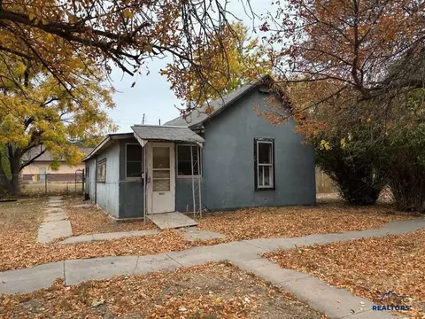 402 S 6th St, Hot Springs, SD 57747