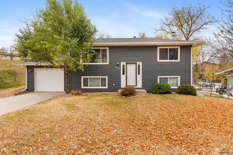 2715 Tomahawk Dr, Rapid City, SD 57702