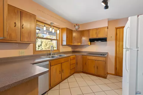 402 Harold St, Wall, SD 57790 photo 5