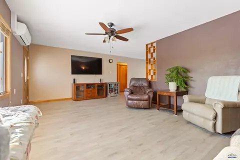 402 Harold St, Wall, SD 57790 photo 4