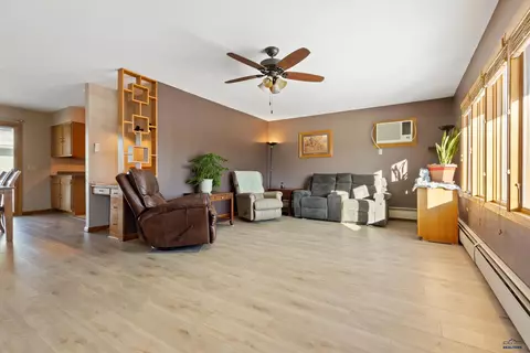 402 Harold St, Wall, SD 57790 photo 2