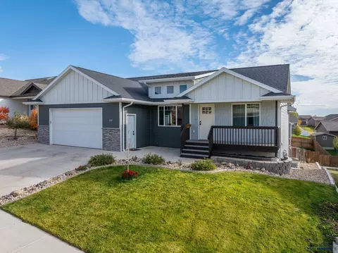 824 Summerfield Dr, Rapid City, SD 57703