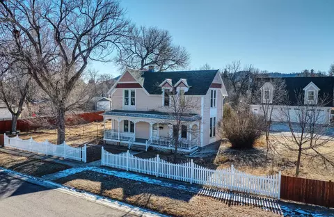 1641 Albany Ave, Hot Springs, SD 57747