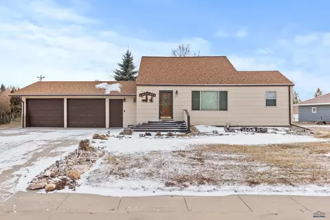 215 W 5th Ave, Wall, SD 57790