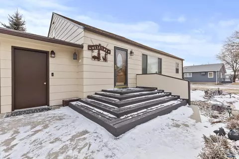 215 W 5th Ave, Wall, SD 57790 photo 4