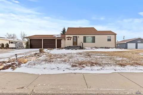 215 W 5th Ave, Wall, SD 57790 photo 2