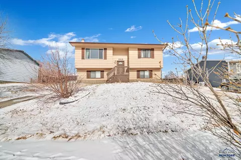 1515 Plateau Ln, Rapid City, SD 57703