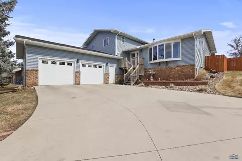 4715 Edgewood Dr, Rapid City, SD 57702