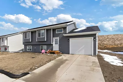 912 Bennington Dr, Box Elder, SD 57719 photo 2