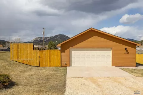 1027 Pine St, Custer, SD 57730